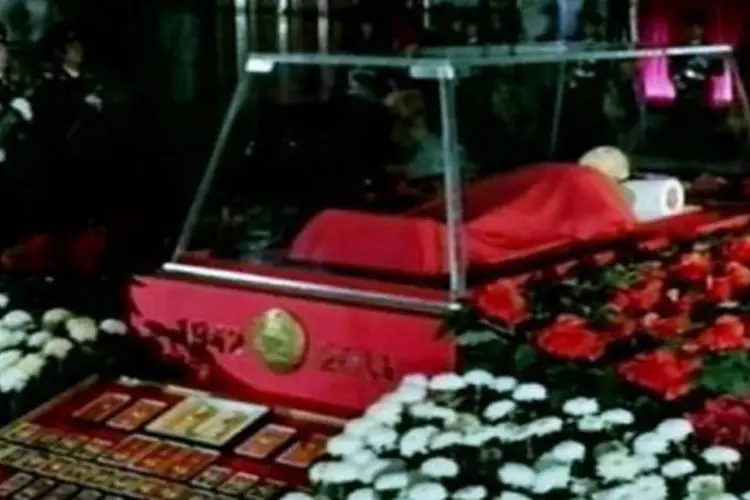 As imagens da televisão estatal norte-coreana 'KCTV' mostraram o corpo do ditador sobre um pedestal de flores brancas e vermelhas (North Korean TV/AFP)