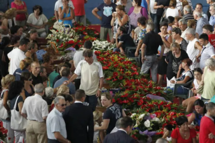 Parentes e amigos se depedem de vítimas de acidente de ônibus em funeral coletivo na cidade de Pozzuoli, na Itália ( REUTERS/Ciro De Luca)