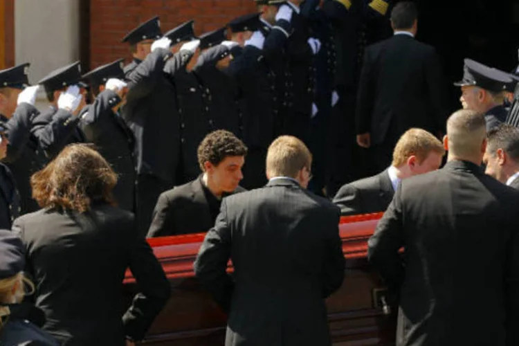 Caixão com o corpo de Krystle Campbell chega para funeral em Medford, nos Estados Unidos. Ela morreu em uma das explosões durante a Maratona de Boston. (REUTERS/Brian Snyder)