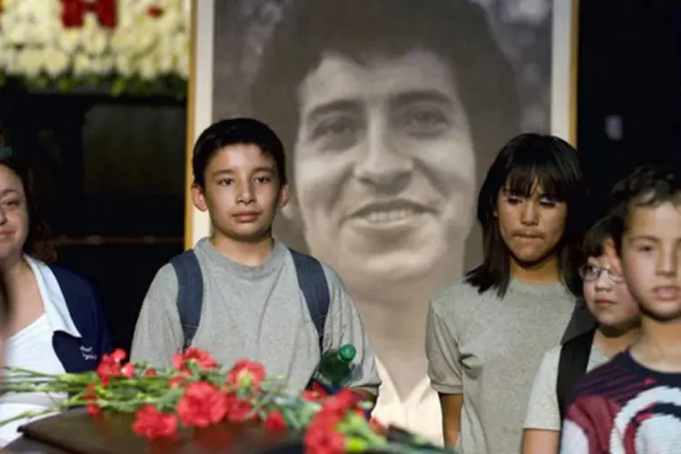 Crianças ficam perto do caixão do cantor e compositor Víctor Jara: em dezembro deste ano, milhares de chilenos acompanharam sua viúva no funeral do músico (©afp.com / Martin Bernetti)