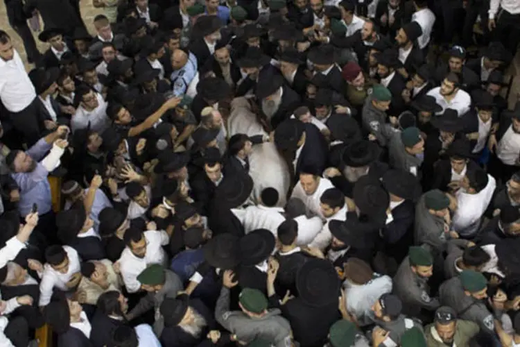 Cerca de 700 mil admiradores do rabino Ovadia Yosef participaram em Jerusalém do cortejo fúnebre desse influente religioso, morto na segunda-feira aos 93 anos (Ronen Zvulun/Reuters)