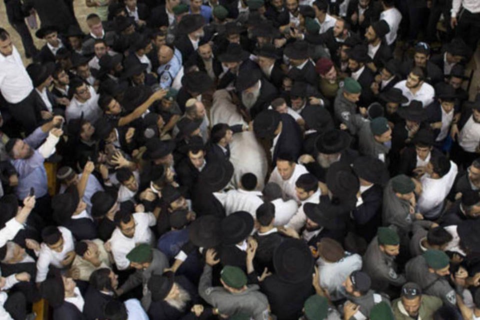 Funeral de rabino atrai 700 mil em Israel