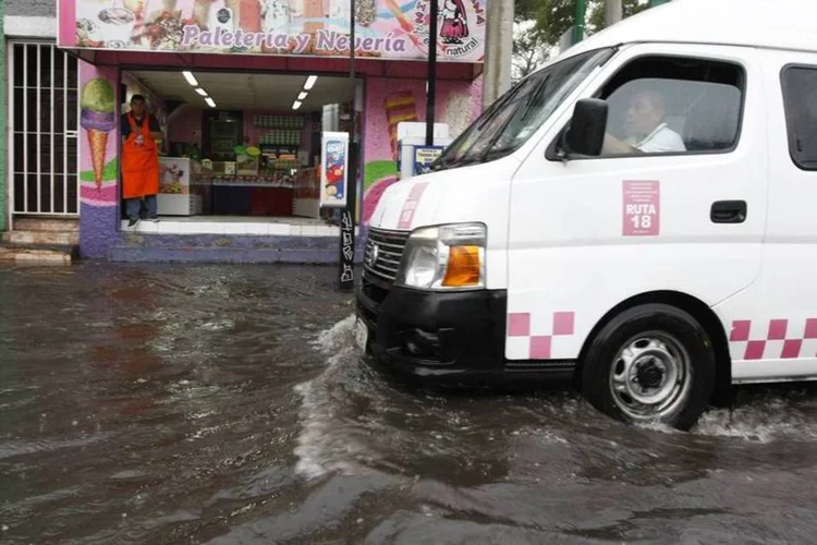 Homem olha para uma rua alagada após as chuvas torrenciais que atingiram diversos bairros na Cidade do México (Bernardo Montoya/Reuters)