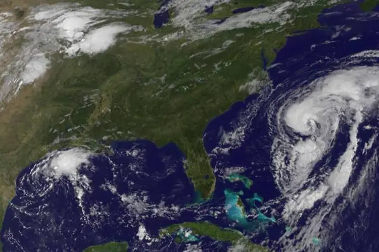 
	Furac&atilde;o na costa leste dos EUA: meteorologistas estimam que Erika mude de trajet&oacute;ria, podendo alcan&ccedil;ar o arquip&eacute;lago das Bahamas no fim de semana e a Fl&oacute;rida na pr&oacute;xima segunda-feira
 (NOAA/Divulgação)