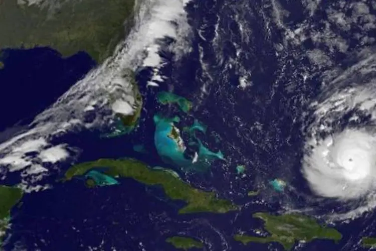 Imagem de satélite do furacão Gonzalo, no oeste do oceano Atlântico (AFP)