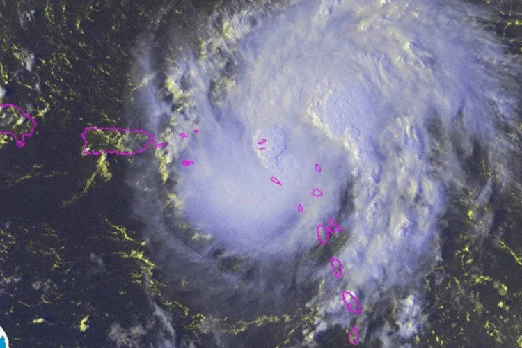 Imagem de satélite mostra o furacão Gonzalo sobre o Caribe (NOAA/Handout via Reuters)