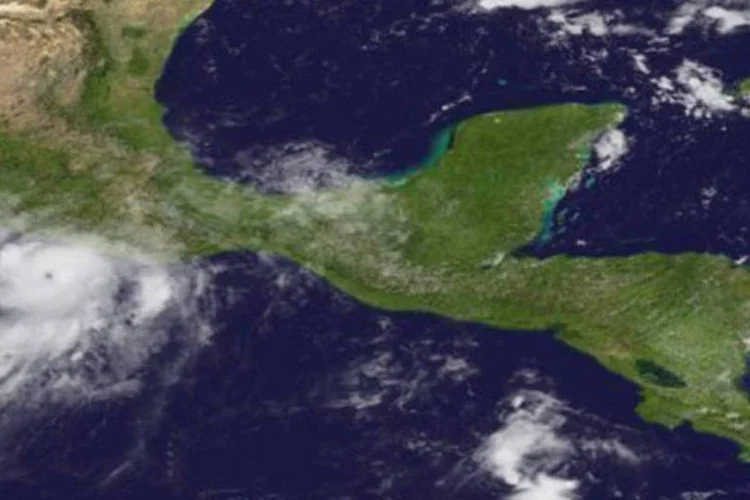 O furacão se desloca paralelamente ao litoral mexicano
 (AFP)