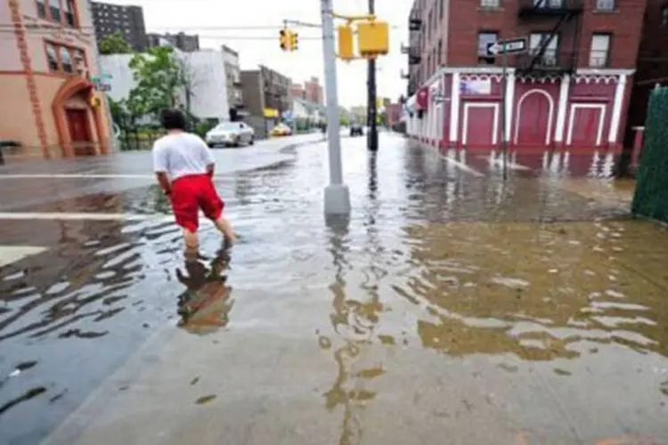 Ruas inundadas em Coney Island após passagem do furacão irene neste final de semana (Emmanuel Dunand/AFP)