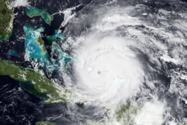 Foto tirada por satélite do furacão Irene na quarta-feira: primeiro ciclone da temporada 2011 no Atlântico pode chegar à categoria 4 hoje (AFP)