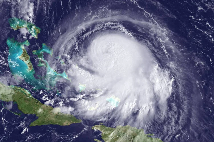 
	Furac&atilde;o Joaqu&iacute;n pr&oacute;ximo &agrave;s Bahamas: o navio cargueiro de 224 metros, com 28 cidad&atilde;os norte-americanos e cinco poloneses a bordo, deixou Jacksonville, na Fl&oacute;rida, na ter&ccedil;a-feira, para San Juan, em Porto Rico
 (Reuters / NOAA)