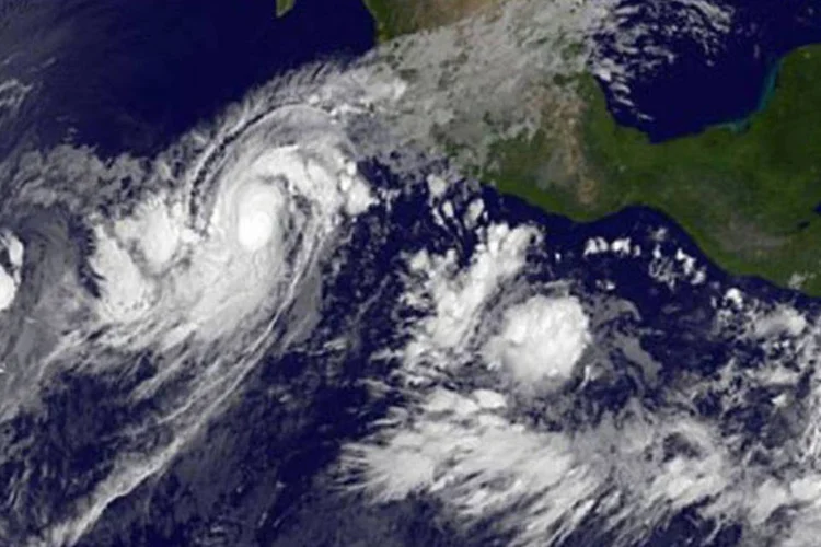 Imagem de satélite mostra Jova se dirigindo para o litoral mexicano: um alerta de furacão foi emitido para a região das costas mexicanas do Pacífico (Karen Bleier/AFP)