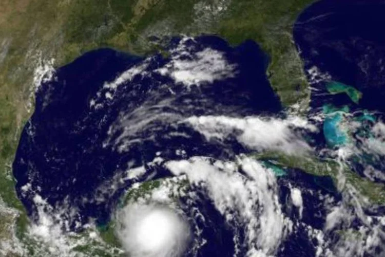 Imagem de satélite mostra o furacão Karl aproximando-se da costa mexicana