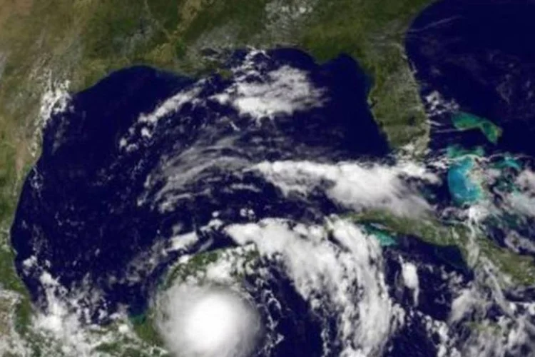 Meteorologistas do NHC advertiram que 'Rina' pode continuar ganhando força nas próximas 48 horas (AFP)