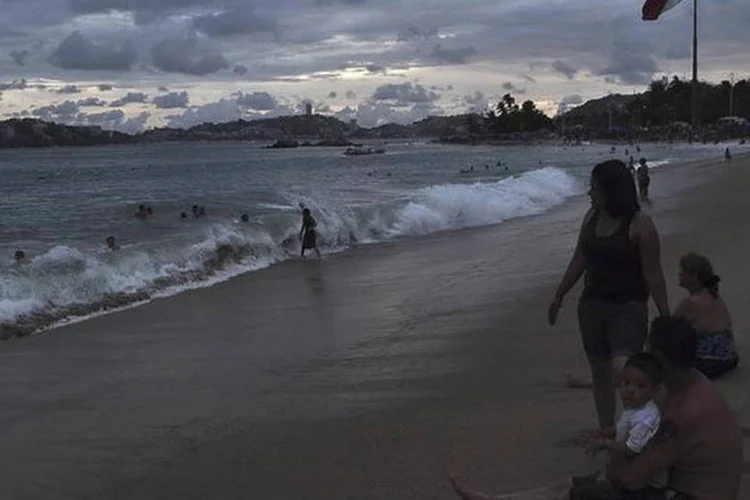 Banhistas aproveitam praia em Acapulco, no México, enquanto o Furacão Odile se afasta da costa noroeste do país (Claudio Vargas/Reuters)