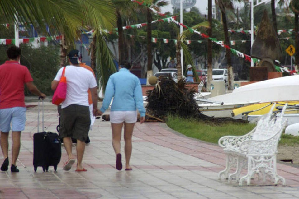 Furacão retêm milhares de turistas em balneário mexicano