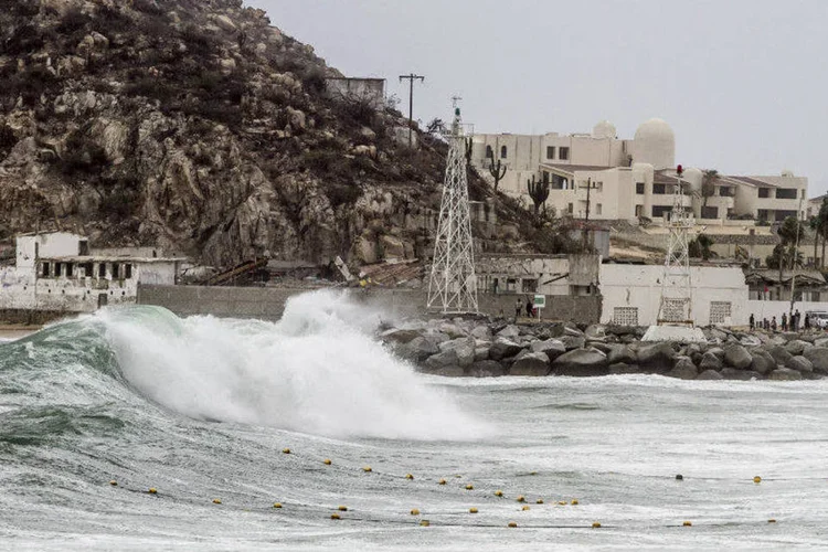 
	Agita&ccedil;&atilde;o das ondas diante da aproxima&ccedil;&atilde;o do furac&atilde;o, no M&eacute;xico: a ag&ecirc;ncia recomendou &agrave; popula&ccedil;&atilde;o em geral e &agrave; navega&ccedil;&atilde;o mar&iacute;tima ter precau&ccedil;&otilde;es por chuvas, vento e ondas
 (Stringer/Reuters)