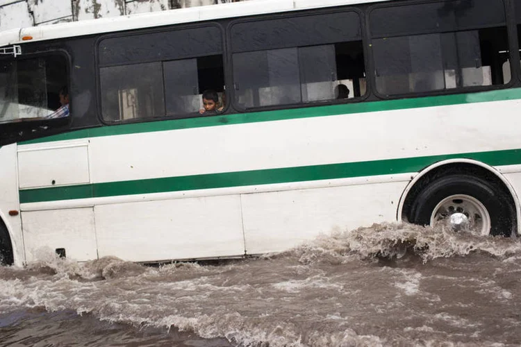 
	&Ocirc;nibus passa por regi&atilde;o que ficou alagada por causa do Furac&atilde;o Patricia: tempestade registra ventos sustentados de 45 km/h
 (Brett Gundlock/Getty Images)