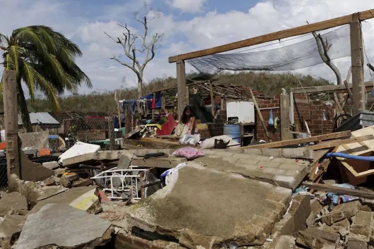 Casa danificada depois de ter sido atingida pelo furacão Patricia na cidade de Chamela perto de Punto Perula, no México (Reuters Media)