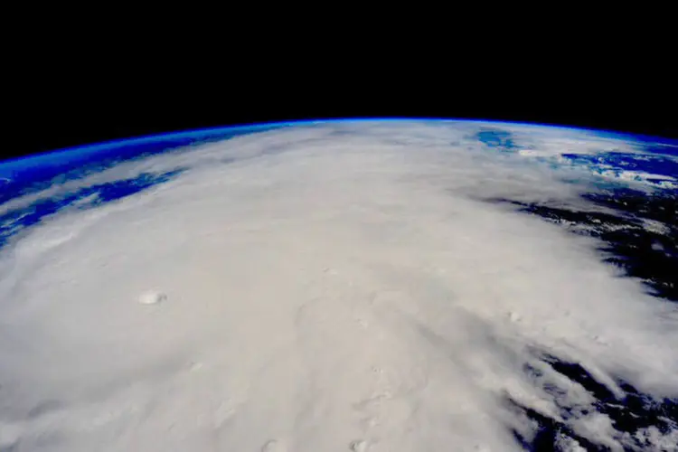 
	Patr&iacute;cia: o furac&atilde;o foi rebaixado para a categoria 4
 (Scott Kelly/NASA/ISS)