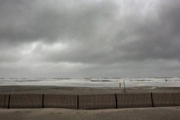 
	Ondas e tempo ruim s&atilde;o vistos em Atlantic City, Nova Jersey, com a chegada do furac&atilde;o Sandy: o custo do desastre poder&aacute; superar o originado pelo furac&atilde;o Katrina em 2005
 (Mario Tama/Getty Images/AFP)