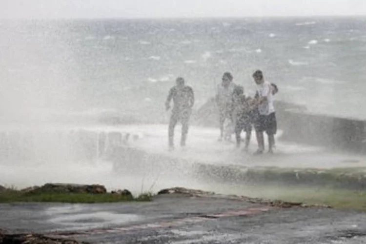 O centro do Irene estava localizado 650 quilômetros ao sudeste da capital das Bahamas
 (Erika Santelices/AFP)