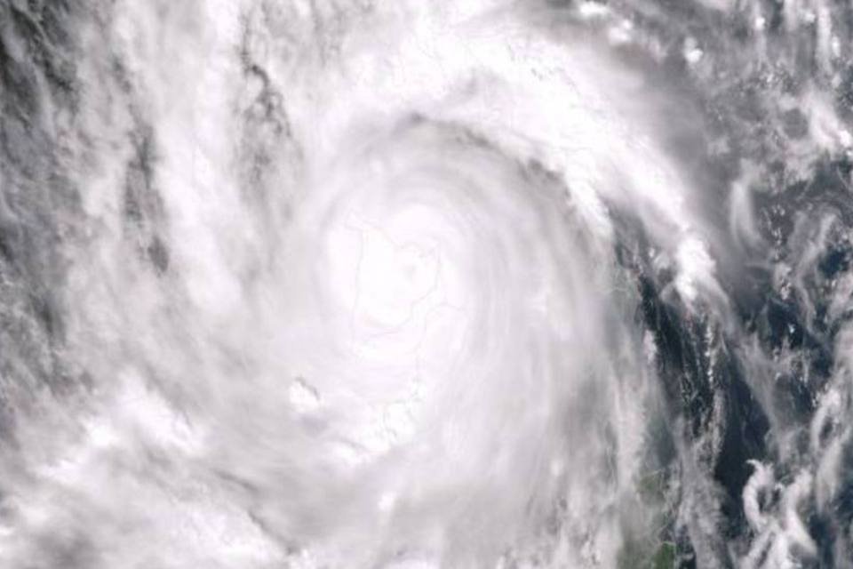 Bertha se transforma em furacão rumo ao norte do Atlântico