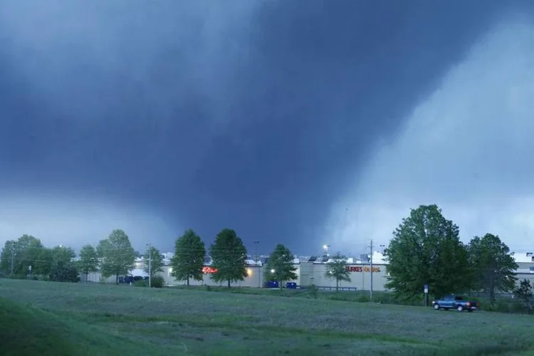 
	Tornado em Mississippi, nos EUA: centenas de casas foram danificadas e a rede de energia caiu
 (REUTERS/Thomas Wells)