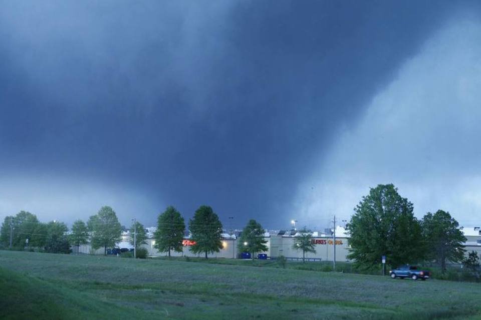 
	Tornado em Mississippi, nos EUA: centenas de casas foram danificadas e a rede de energia caiu
 (REUTERS/Thomas Wells)