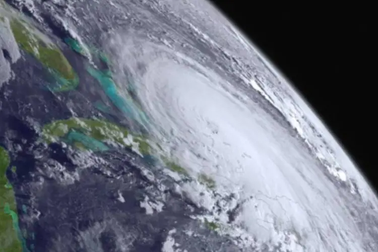 
	Imagem de sat&eacute;lite do furac&atilde;o Joaqu&iacute;n: nesta segunda-feira, os ventos m&aacute;ximos sustentados do fen&ocirc;meno estavam pr&oacute;ximos de 140 quil&ocirc;metros por hora, mas ele deve se enfraquecer nos pr&oacute;ximos dois dias
 (NOAA/AFP / Ho)