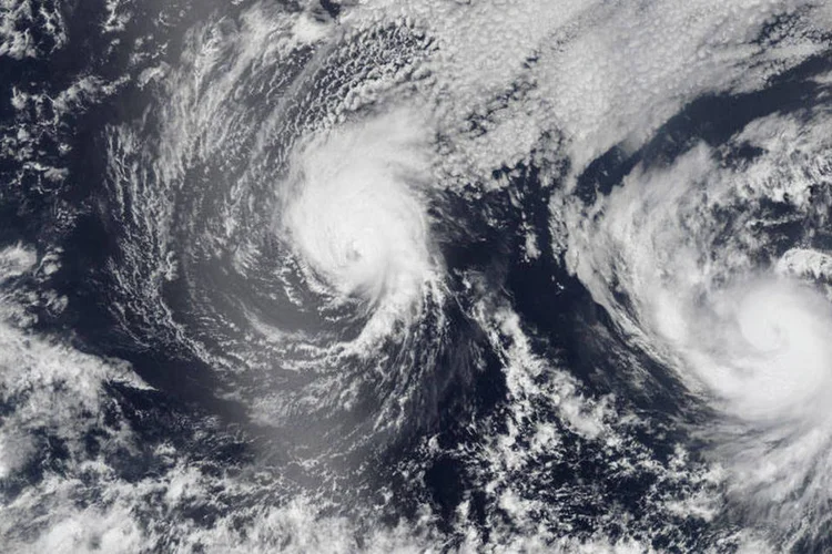 
	Furac&otilde;es Iselle e Julio s&atilde;o vistos em dire&ccedil;&atilde;o ao Hava&iacute;, em foto de sat&eacute;lite divulgada pela NASA
 (NASA/Divulgação via Reuters)