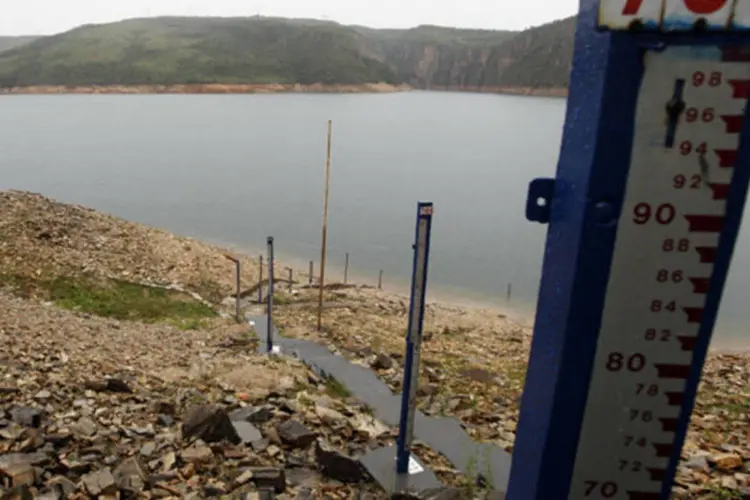 
	Vista da marca d&#39;&aacute;gua no lago da represa hidrel&eacute;trica de Furnas em Mina Gerais: n&iacute;vel da represa aumentou cerca de 10 cent&iacute;metros por dia em janeiro
 (Paulo Whitaker/Reuters)