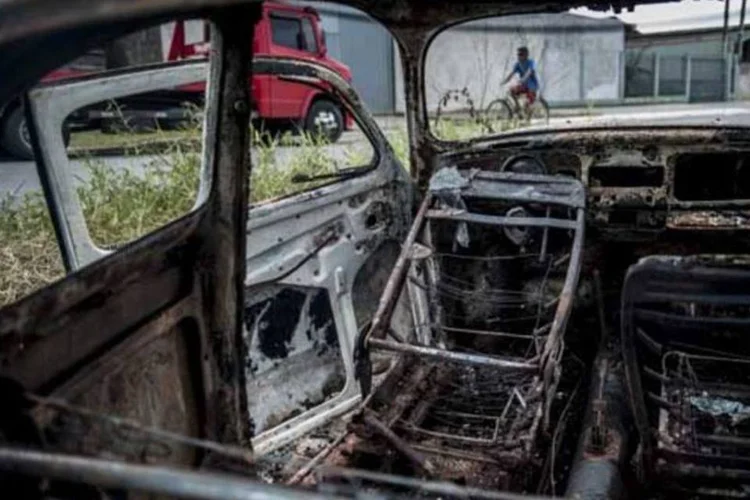 
	Carro abandonado incendiado em Itaja&iacute;, Santa Catarina: a s&eacute;rie de ataques violentos no estado ocorre desde o dia 30 de janeiro
 (Marcelo Camargo/ABr)