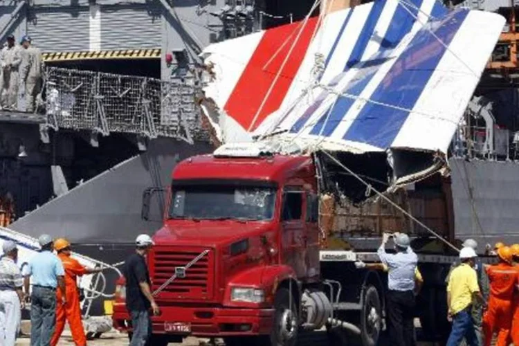 Voo AF447: Fuselagem do avião acidentado da Air France, que saiu do Rio de Janeiro com destino a Paris, em 2009, e caiu no oceano Atlântico após congelamento de equipamento seguido de falha humana, matando 228 pessoas que estavam a bordo (Evaristo Sa/AFP)