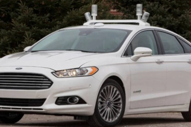 Novo Fusion autônomo: carro não difere muito do modelo atual do sedã de luxo, e tem como peculiaridade os quatro radares no alto do teto e uma câmera que capta imagens em 360 graus (Divulgação)