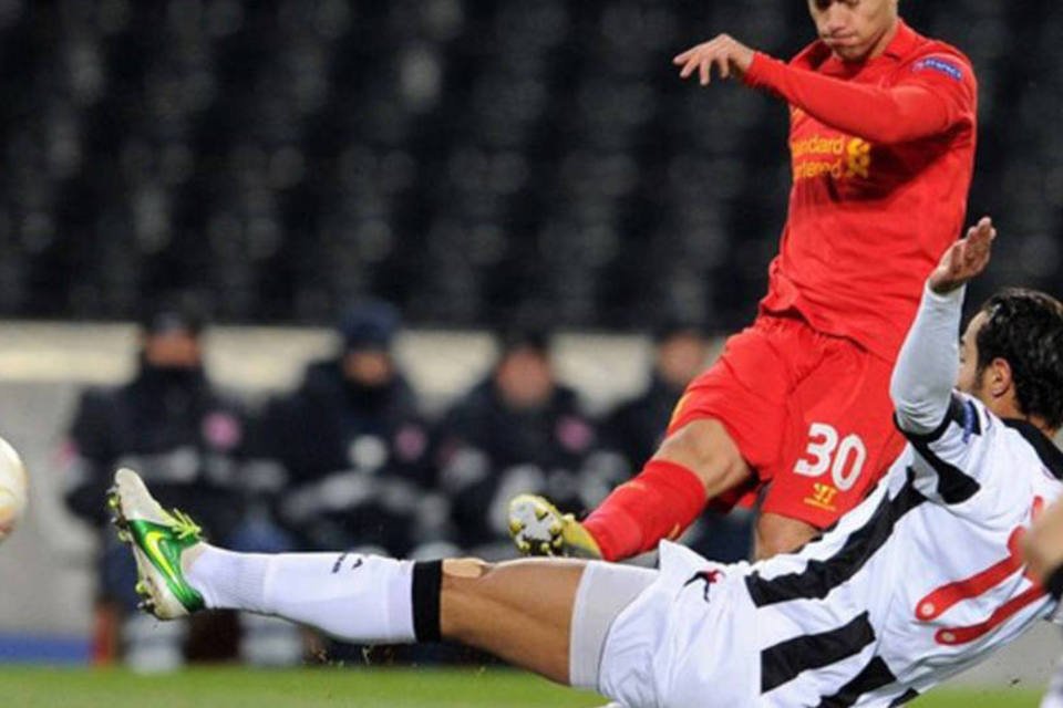 Jogador do Liverpool é multado após chamar colega de "gay"