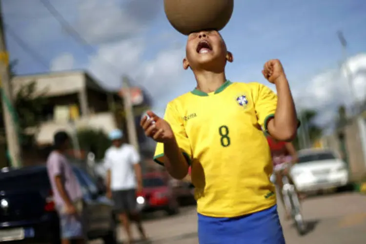 Um menino joga bola na favela de Varjão, em Brasília (REUTERS/Ueslei Marcelino)