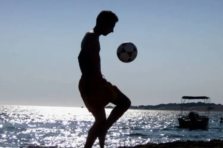 
	Homem joga futebol na praia: em m&eacute;dia, os jogadores de futebol cabeceiam a bola de seis a 12 vezes em cada jogo
 (Stephanie Berghaeuser / Stock Xchng)