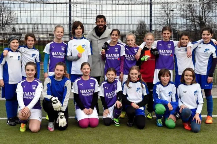 
	O jogador de futebol Kerem Demirbay durante partida feminina
 (Reprodução/Facebook)