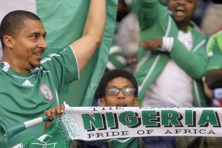 
	Torcedores nigerianos de futebol: &ldquo;as empresas que t&ecirc;m uma perspectiva de longo prazo se tornar&atilde;o muito bem-sucedidas na Nig&eacute;ria, porque o potencial desse pa&iacute;s &eacute; imenso&rdquo;, diz especialista
 (Toby Melville/Reuters)
