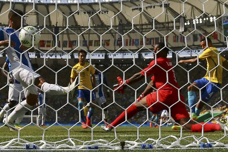 
	Futebol masculino: com a goleada, o Brasil aguarda agora a partida entre Alemanha e Nig&eacute;ria para saber quem ter&aacute; de enfrentar na final
 (Leonhard Foeger / Reuters)