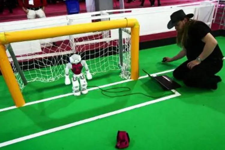 O futebol robótico envolve inteligência artificial e complexos algoritmos que ajudam a ter uma compreensão melhor da visão, da cognição e da mobilidade humana (Behrouz Mehri/AFP)
