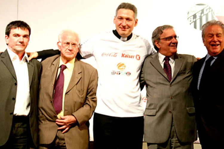 Da esq: Andrés Sanchez (Corinthians); Norberto Moreira (Santos); padre Marcelo Rossi; Luiz Gonzaga Beluzzo (Palmeiras); Juvenal Juvêncio (São Paulo)   