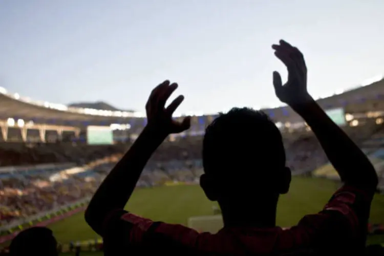 Torcedor do Flamengo levanta as mãos em arquibancada do Maracanã, no Rio de Janeiro (Dado Galdieri/Bloomberg)