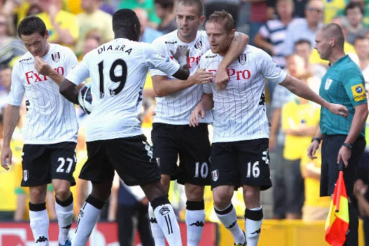 Damien Duff do Fulham  comemora gol durante uma partida da Barclays Premier League contra Norwich City em Craven Cottage (Jan Kruger/Getty Images)