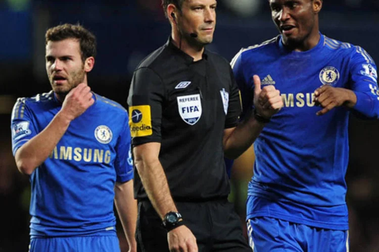 Jogadores do time londrino acusam o árbitro de atos racistas contra o atleta nigeriano Obi Mikel (Shaun Botterill/Getty Image)