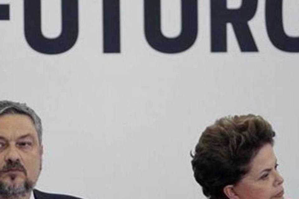 Queda de Palocci faz Dilma parecer um "pato manco", diz FT