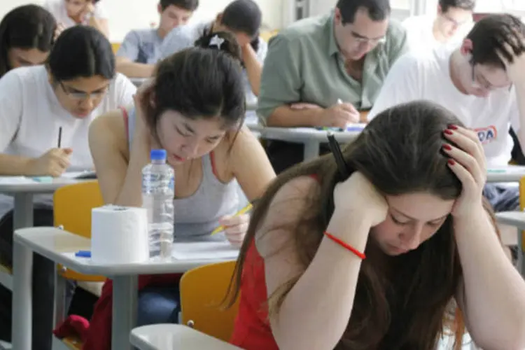 
	Estudantes fazendo prova: de acordo com os policiais, suspeitos poder&atilde;o responder por crimes como associa&ccedil;&atilde;o criminosa e fraude de certame de interesse p&uacute;blico
 (Marcos Santos/USP Imagens)