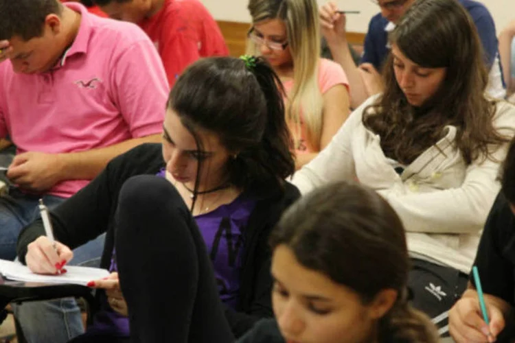 
	Estudantes: a primeira etapa do processo , com quest&otilde;es de m&uacute;ltipla escolha, ser&aacute; feita em 32 cidades do Estado de S&atilde;o Paulo no dia 24 de novembro
 (Santos/USP Imagens)