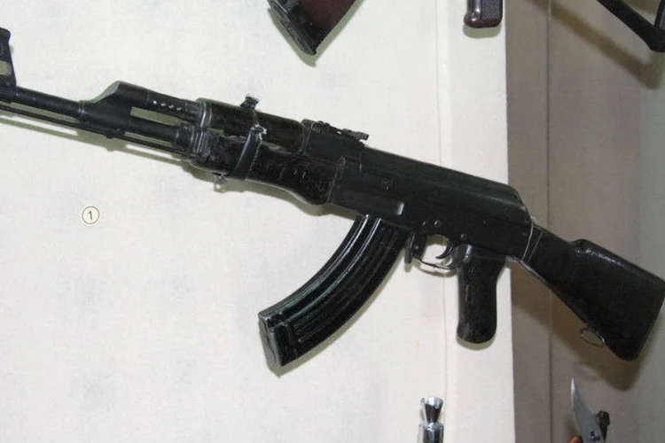 
	Fuzil: &quot;com os armamentos pesados, o que tem acontecido &eacute; que as pessoas n&atilde;o est&atilde;o chegando &agrave;s emerg&ecirc;ncias&quot;, diz especialista
 (Vitaly V. Kuzmin/Wikimedia Commons)