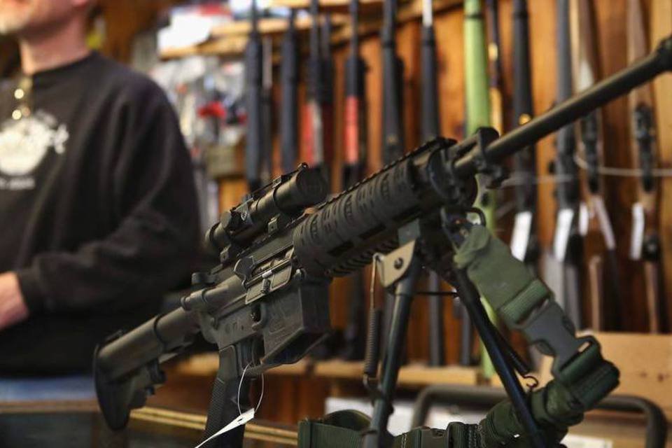 
	Fuzil AR-15: nos Estados Unidos, a arma &eacute; vendida em lojas
 (Scott Olson/Getty Images)